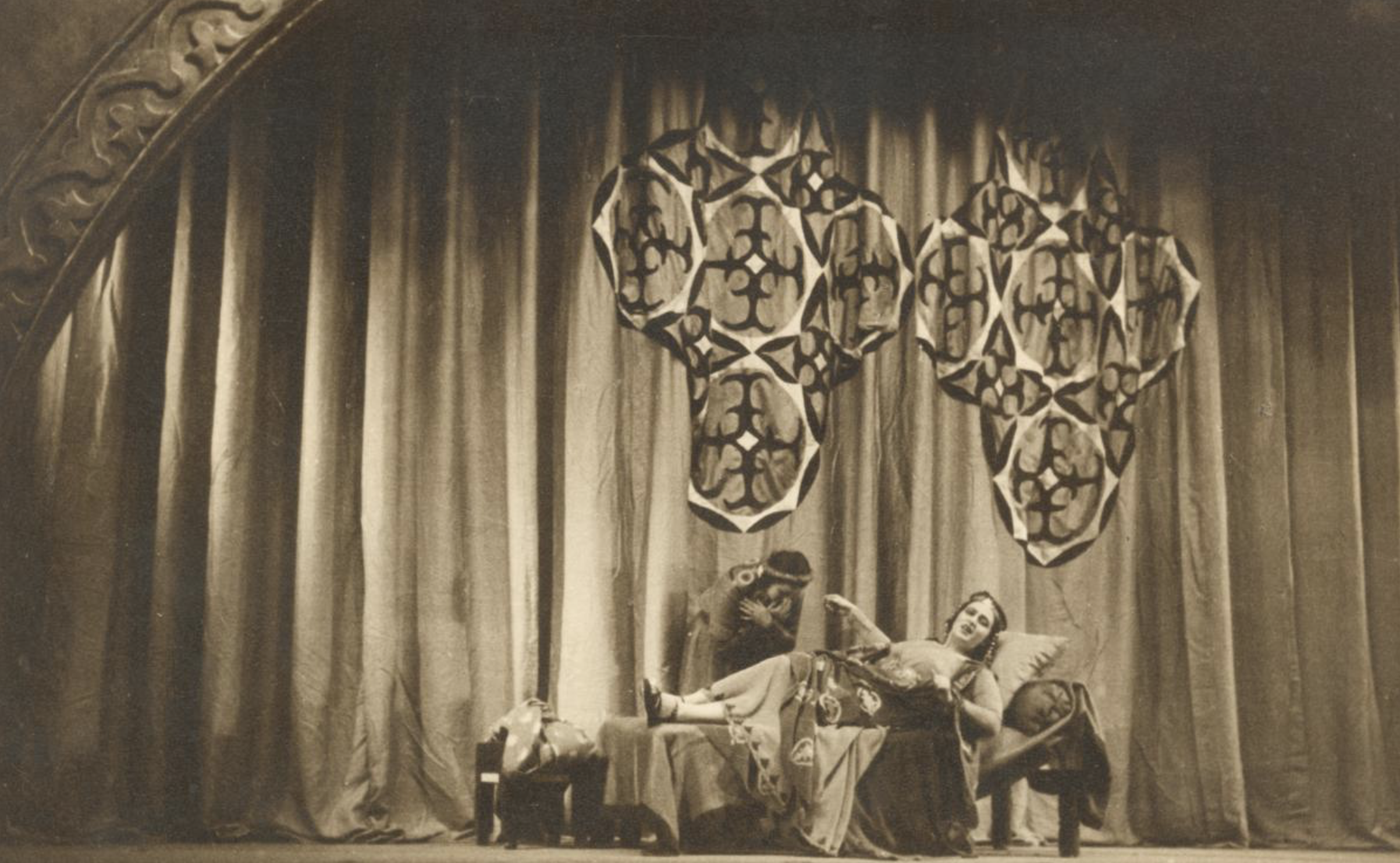 8. Κατίνα Παξινού (Αυτοκράτειρα Ζωή) από την παράσταση Αυτοκράτωρ Μιχαήλ του Άγγελου Τερζάκη (1936) Ψηφιοποιημένο Αρχείο Εθνικού Θεάτρου (https://www.nt-archive.gr/playmaterial/884#photos)